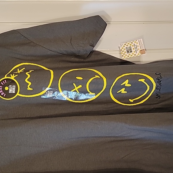 NWT Smiley World Tee - Picture 2 of 3